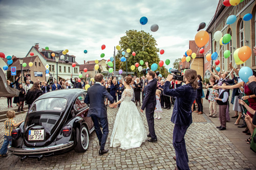 Hochzeitsfotograf Dresden - Hochzeit in Radebeul mit bunten Luftballons