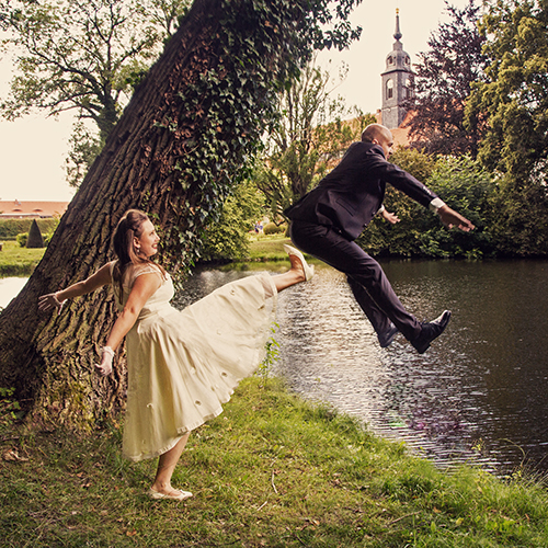Hochzeitsfotograf Dresden - Eine Braut tritt ihren Bräutigam in den Teich.