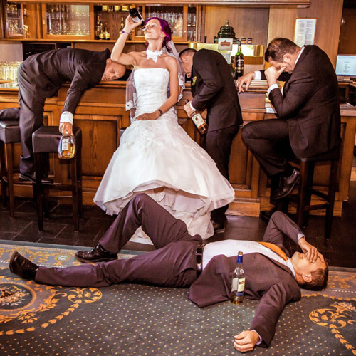 Hochzeitsfotograf Dresden - Eine Braut trinkt die Männer einer Hochzeitsfeier unter den Tisch.