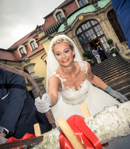 Hochzeitsfotografie Dresden - Die Braut sägt
