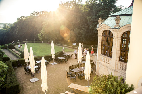 Hochzeitsfotograf Dresden - Foto vom Garten des Weingutes Proschwitz aus dem Fenster.